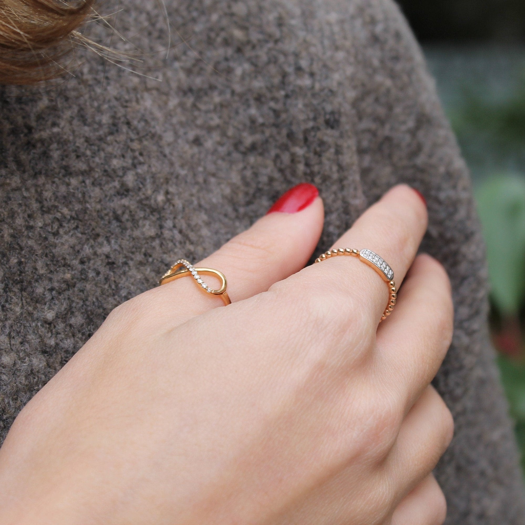 Pave Pırlanta Yüzük parmakta görünümü - 14K altın pave pırlanta yüzük