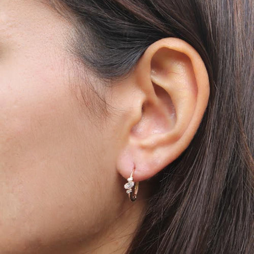 Baguette Huggie Küpe kulakta görünümü - 14K altın baget pırlanta halka küpe