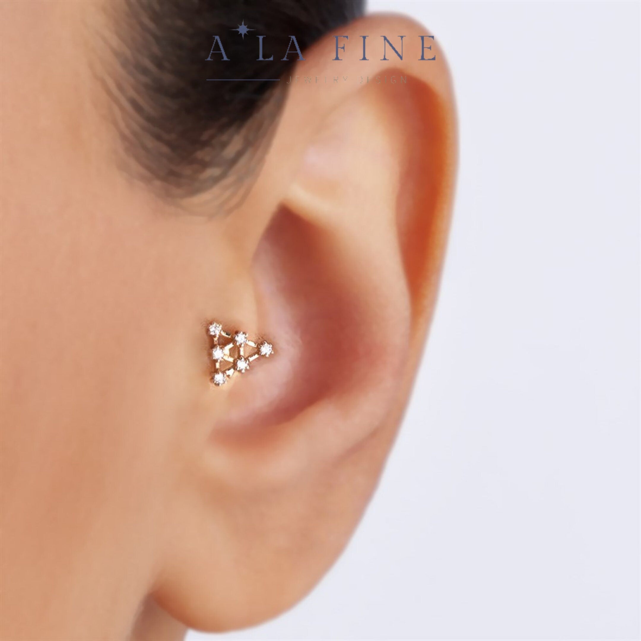 Diamond Triangle Gold Piercing kulakta görünümü - 14K altın pırlanta üçgen piercing