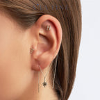 Diamond Triangle Gold Piercing kulakta görünümü - 14K altın pırlanta üçgen piercing