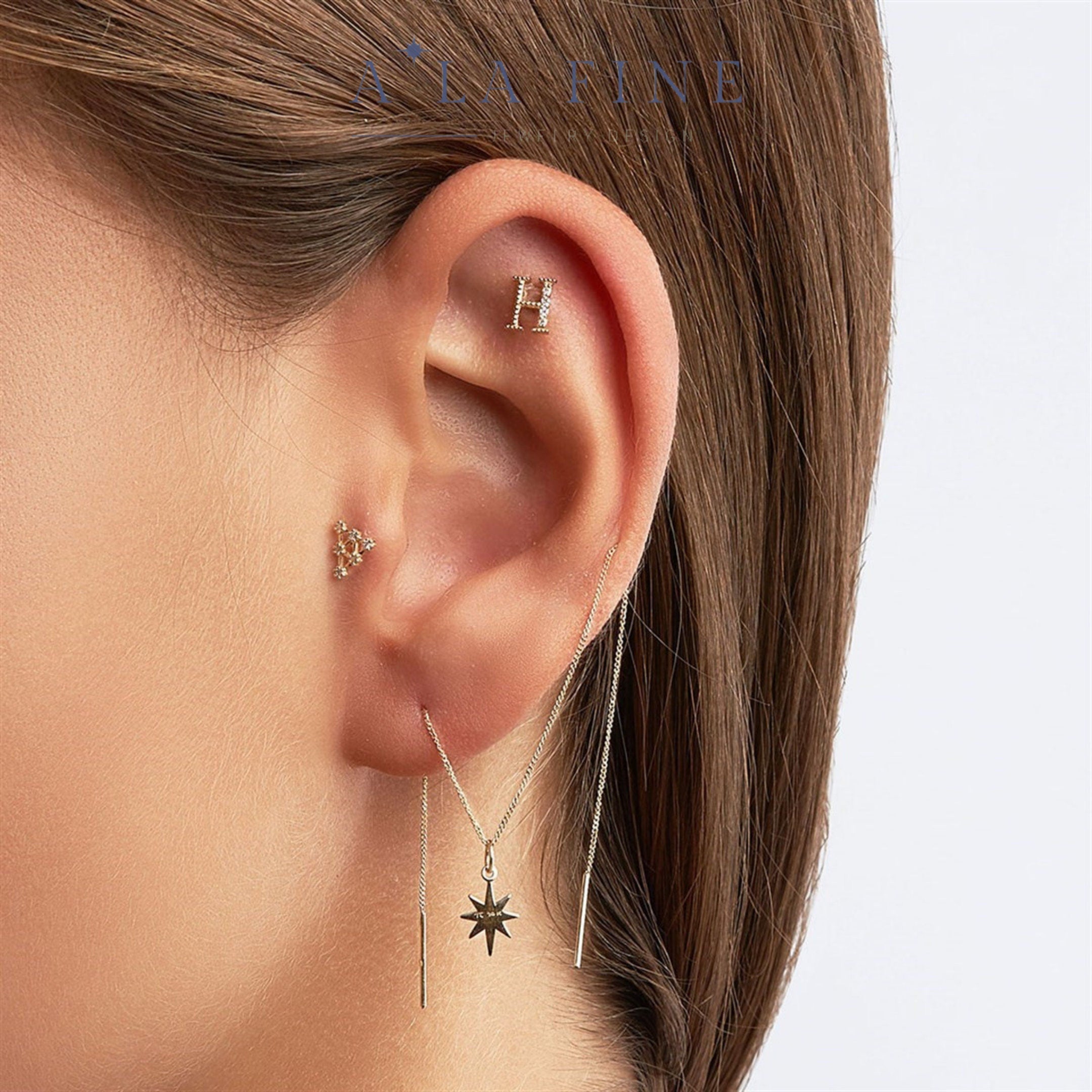 Diamond Triangle Gold Piercing kulakta görünümü - 14K altın pırlanta üçgen piercing