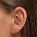 Petit Circle Gold Piercing kulakta görünümü - 14K altın pırlanta halka piercing