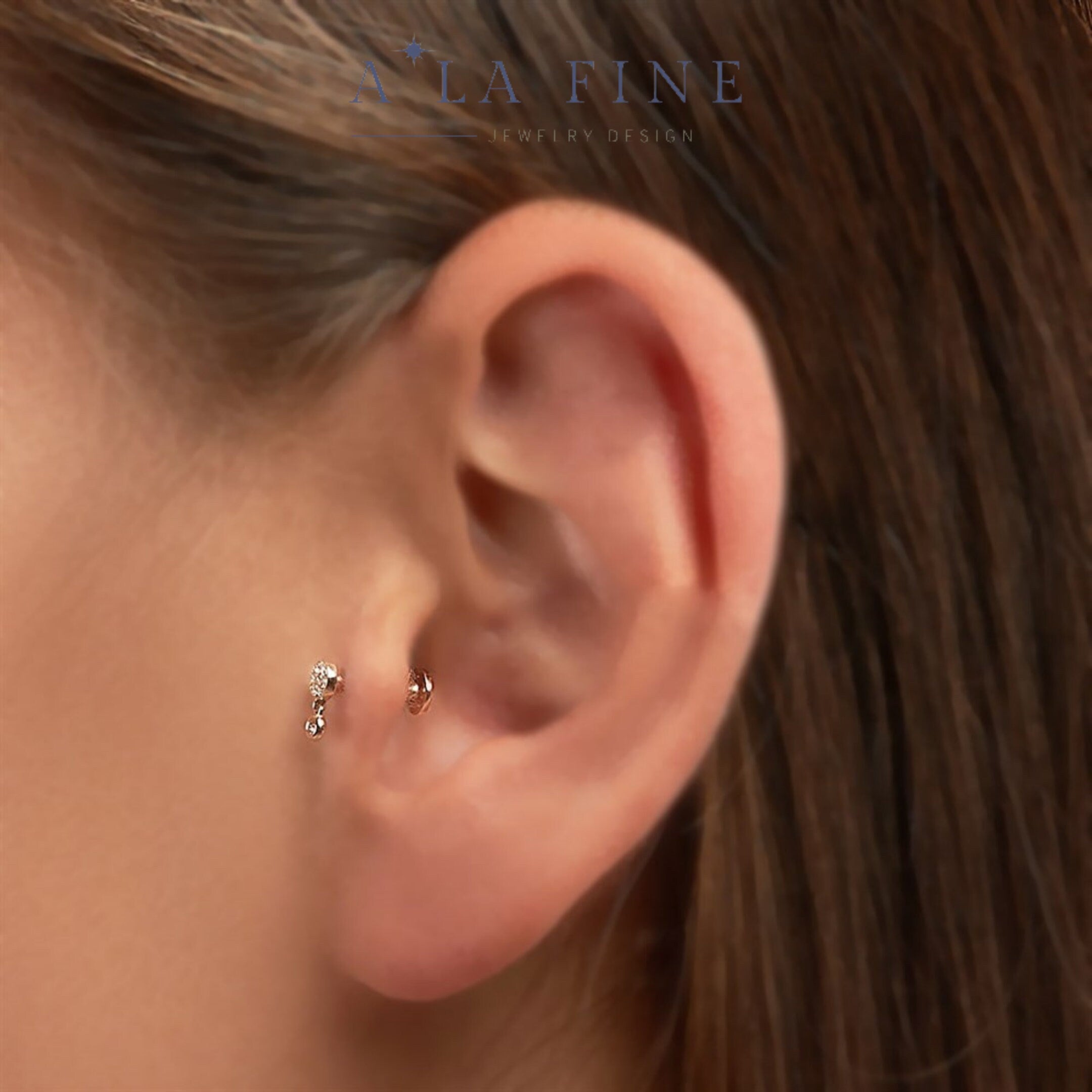 Petit Circle Gold Piercing kulakta görünümü - 14K altın pırlanta halka piercing