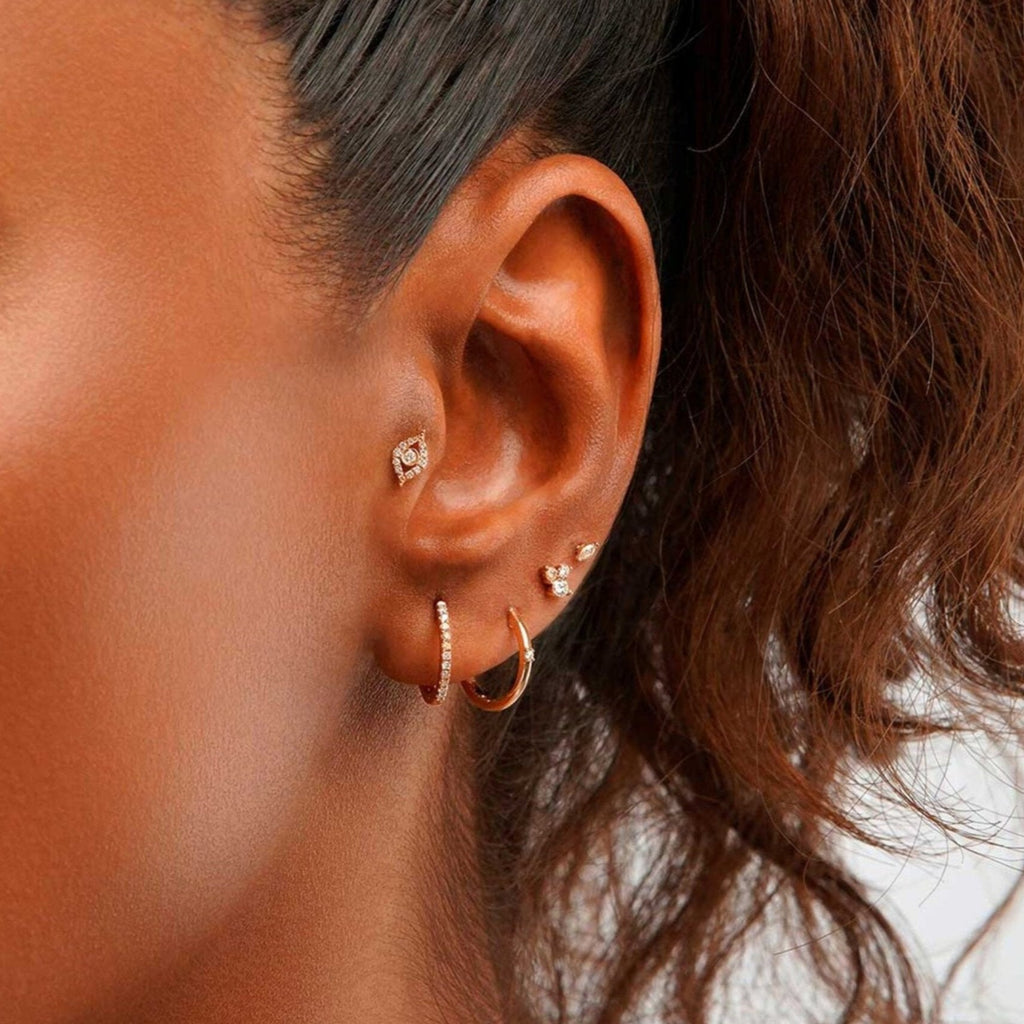 Petit Circle Piercing kulakta görünümü - 14K altın pırlanta daire piercing