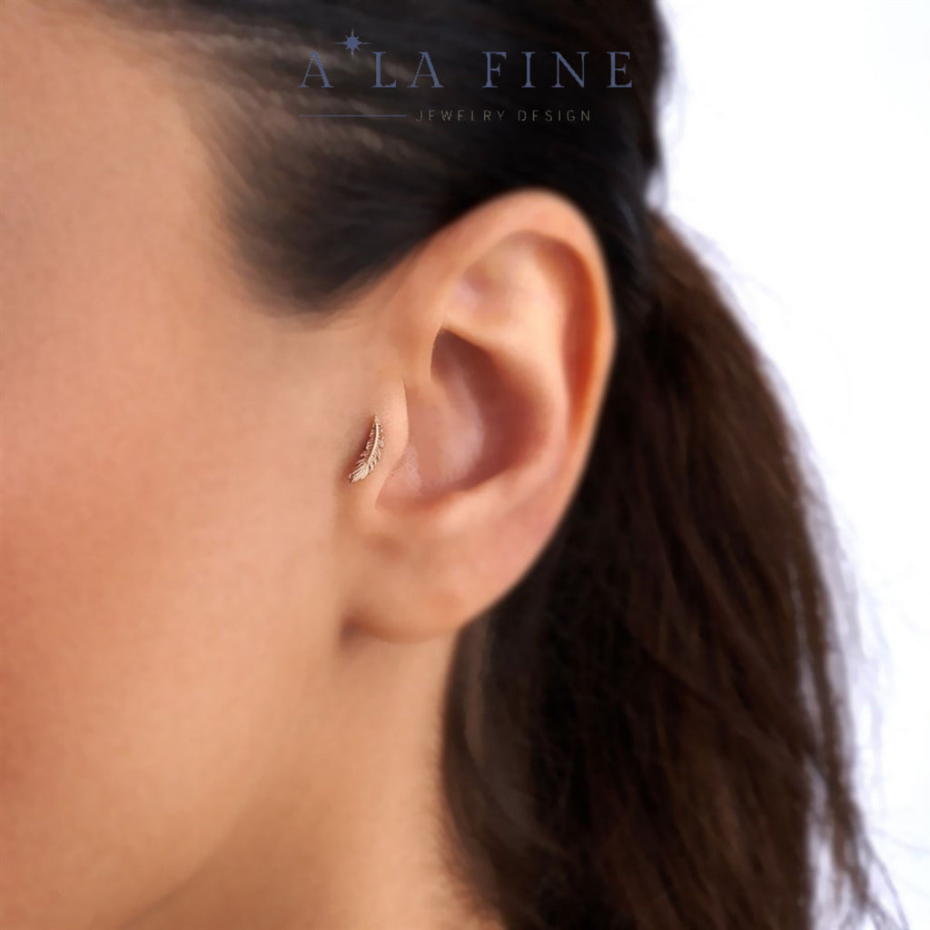 Feather piercing kulak üzerinde görünüm - tüy detay
