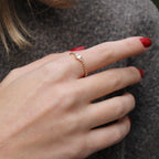 Four Baguette Yüzük parmakta görünümü - 14K altın baget pırlanta yüzük