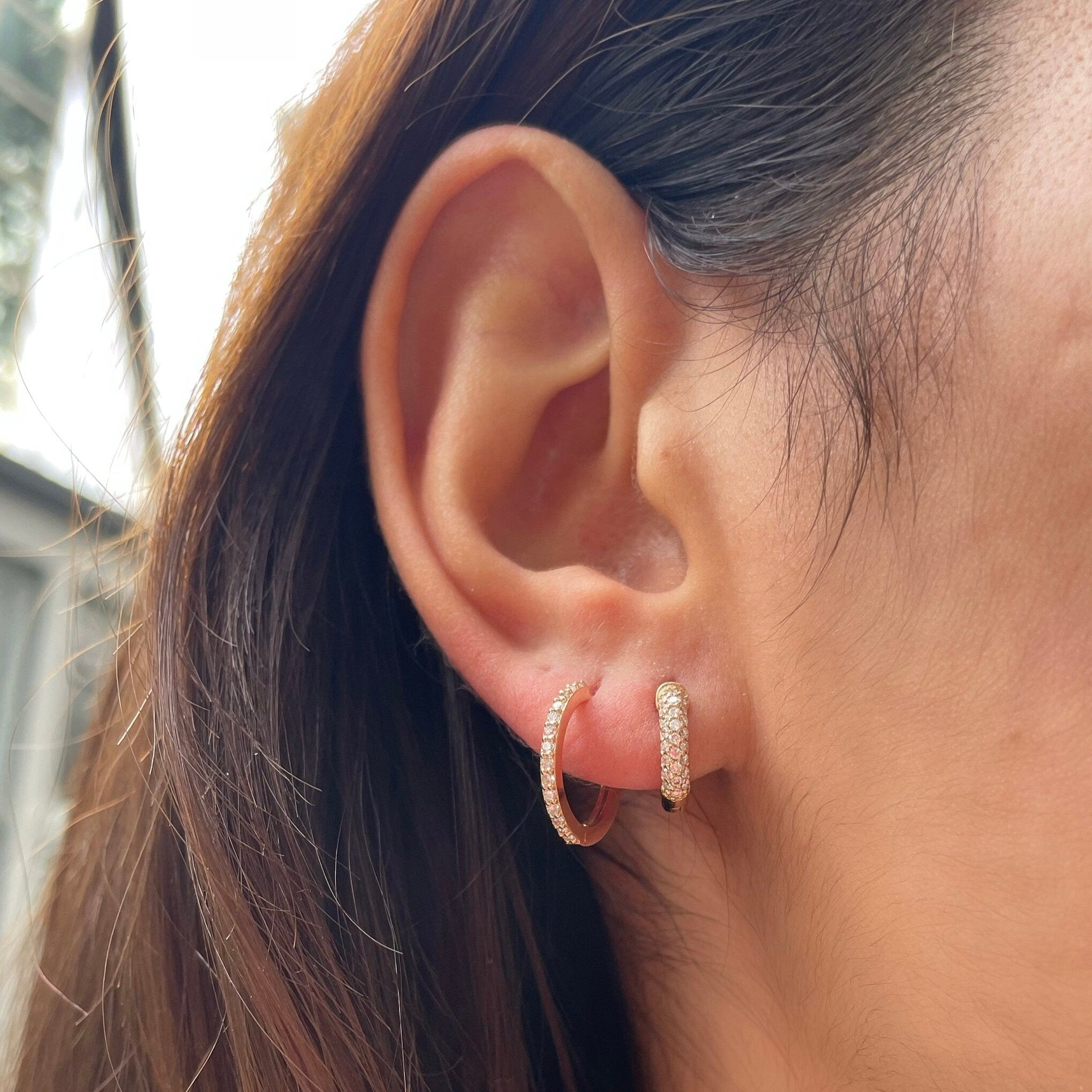 Huggie Mini Küpe kulakta görünümü - 14K altın pırlanta mini halka küpe