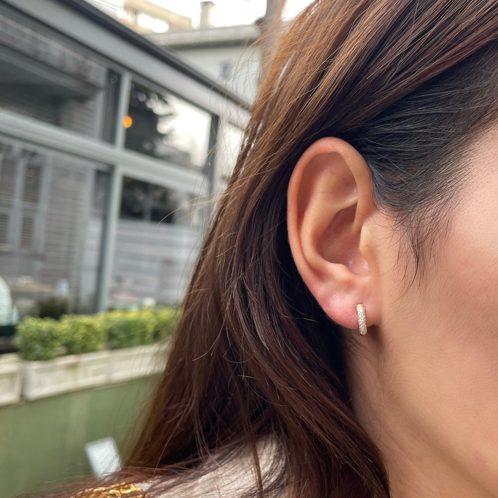 Huggie Mini Küpe kulakta görünümü - 14K altın pırlanta mini halka küpe