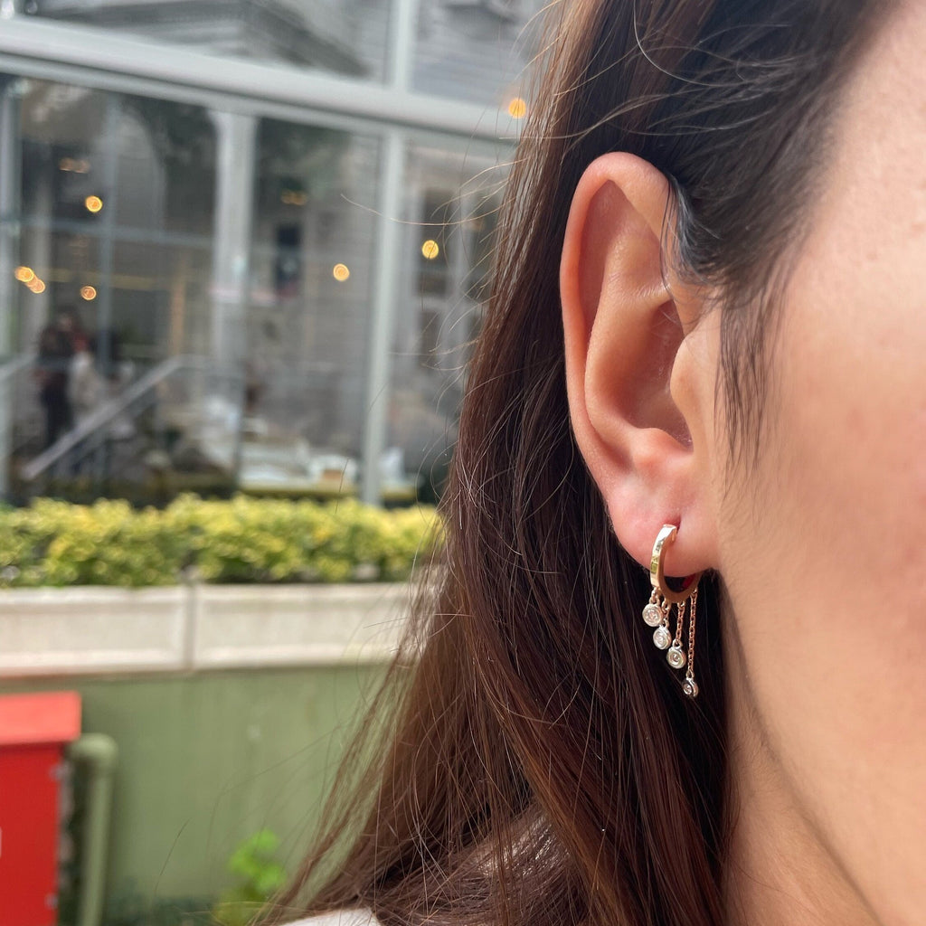 Moving Seed Küpe kulakta görünümü - 14K altın pırlanta sallantılı küpe