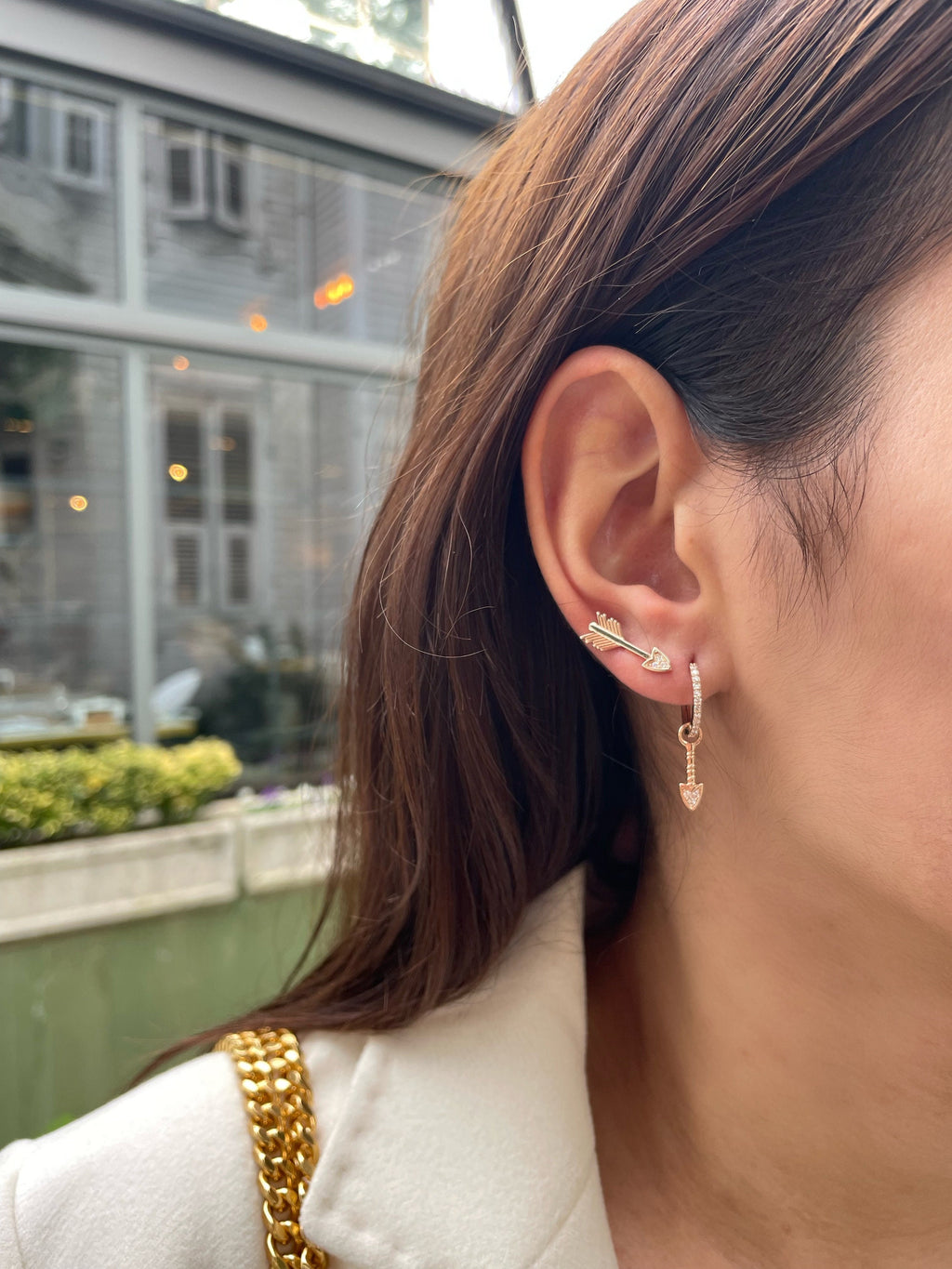 Dancing Arrow Küpe kulakta görünümü - 14K altın pırlanta ok sallantılı küpe