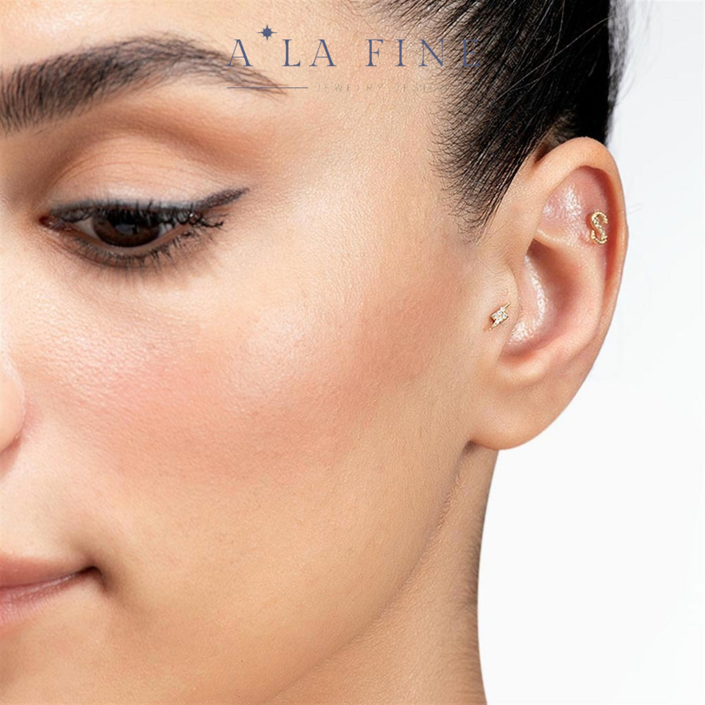 Diamond Bolt Gold Piercing kulakta görünümü - 14K altın pırlanta şimşek piercing