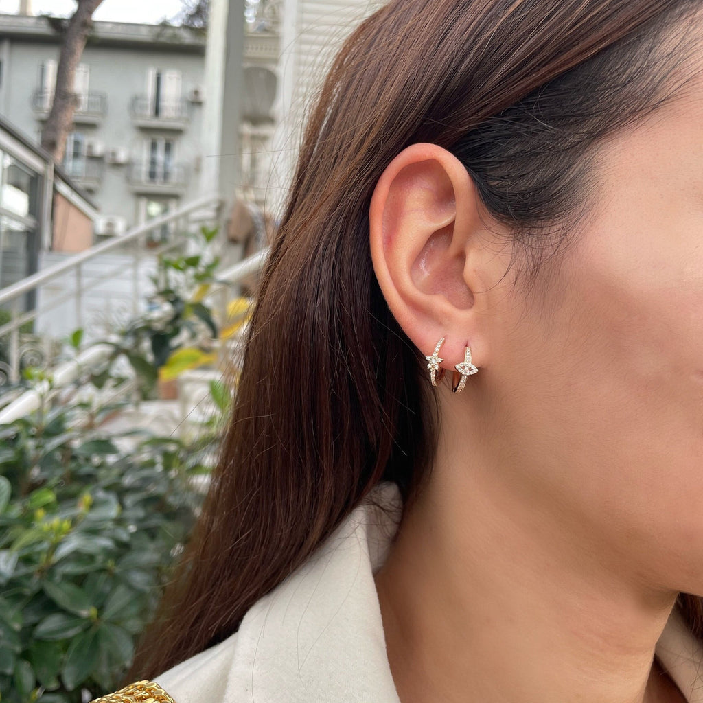 Evil Eye Küpe kulakta görünümü - 14K altın pırlanta nazar boncuğu halka küpe