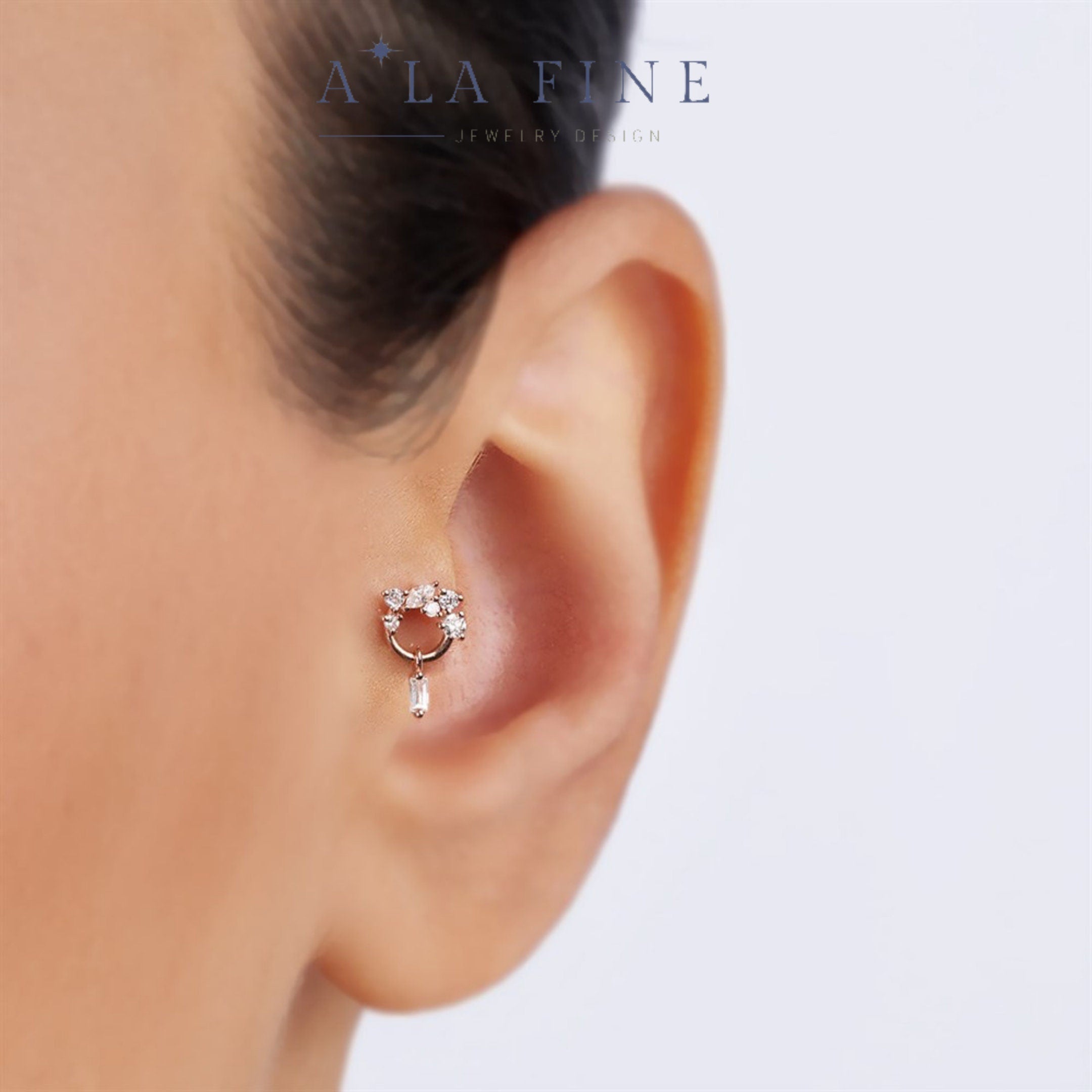 Queen Diamond piercing kulakta görünümü - 14K altın ve pırlanta