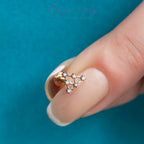 Diamond Triangle Gold Piercing detay görünümü - 14K altın pırlanta üçgen piercing