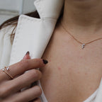 Gold Letter Diamond Kolye boyunda görünümü - 14K altın, pırlanta taşlı harf tasarım