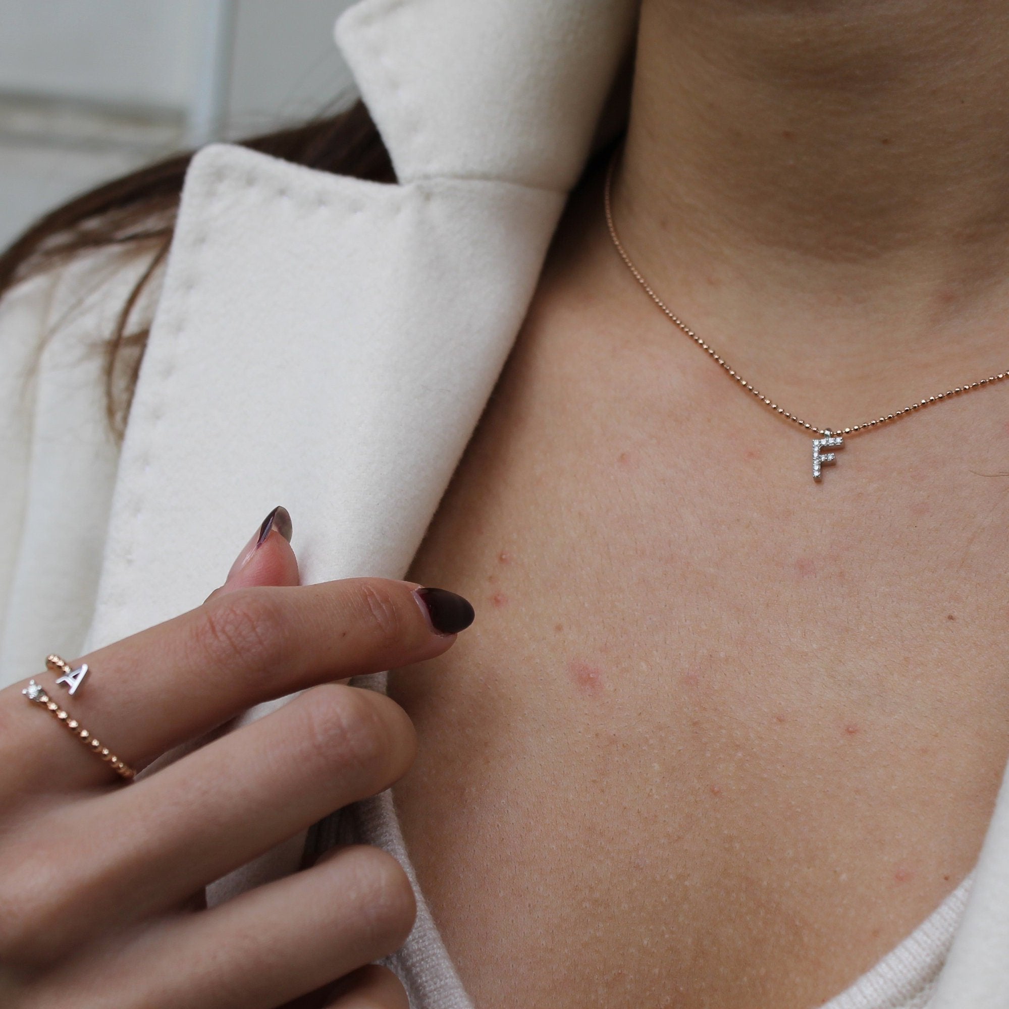 Gold Letter Diamond Kolye boyunda görünümü - 14K altın, pırlanta taşlı harf tasarım