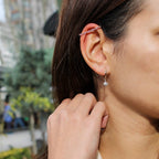 North Star Küpe kulakta görünümü - 14K altın pırlanta yıldız sallantılı küpe