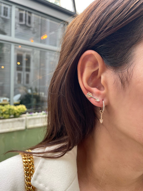 Arrow Küpe kulakta görünümü - 14K altın pırlanta ok küpe