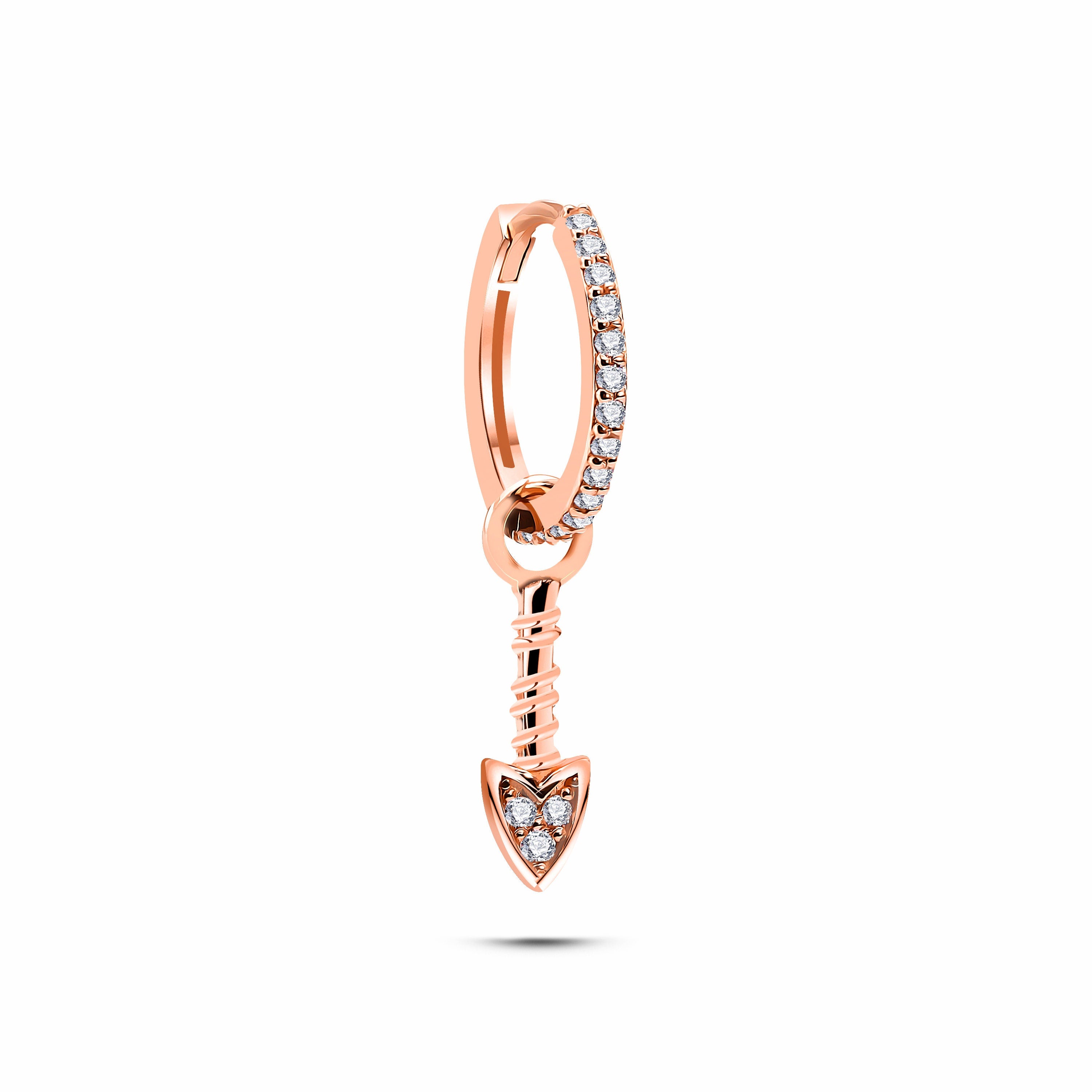 Dancing Arrow Küpe detay görünümü - 14K altın pırlanta ok sallantılı küpe