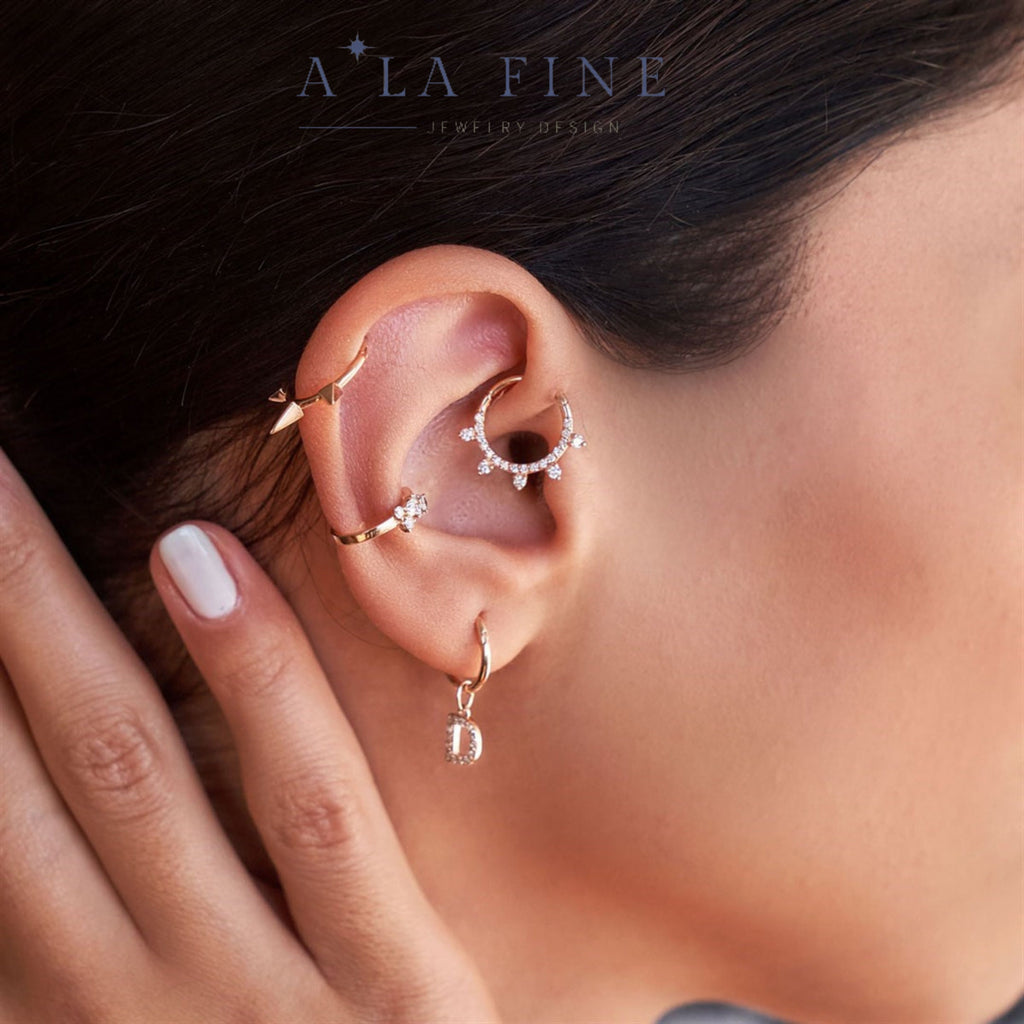 Septum Gold Piercing kulakta görünümü - 14K altın pırlanta septum piercing