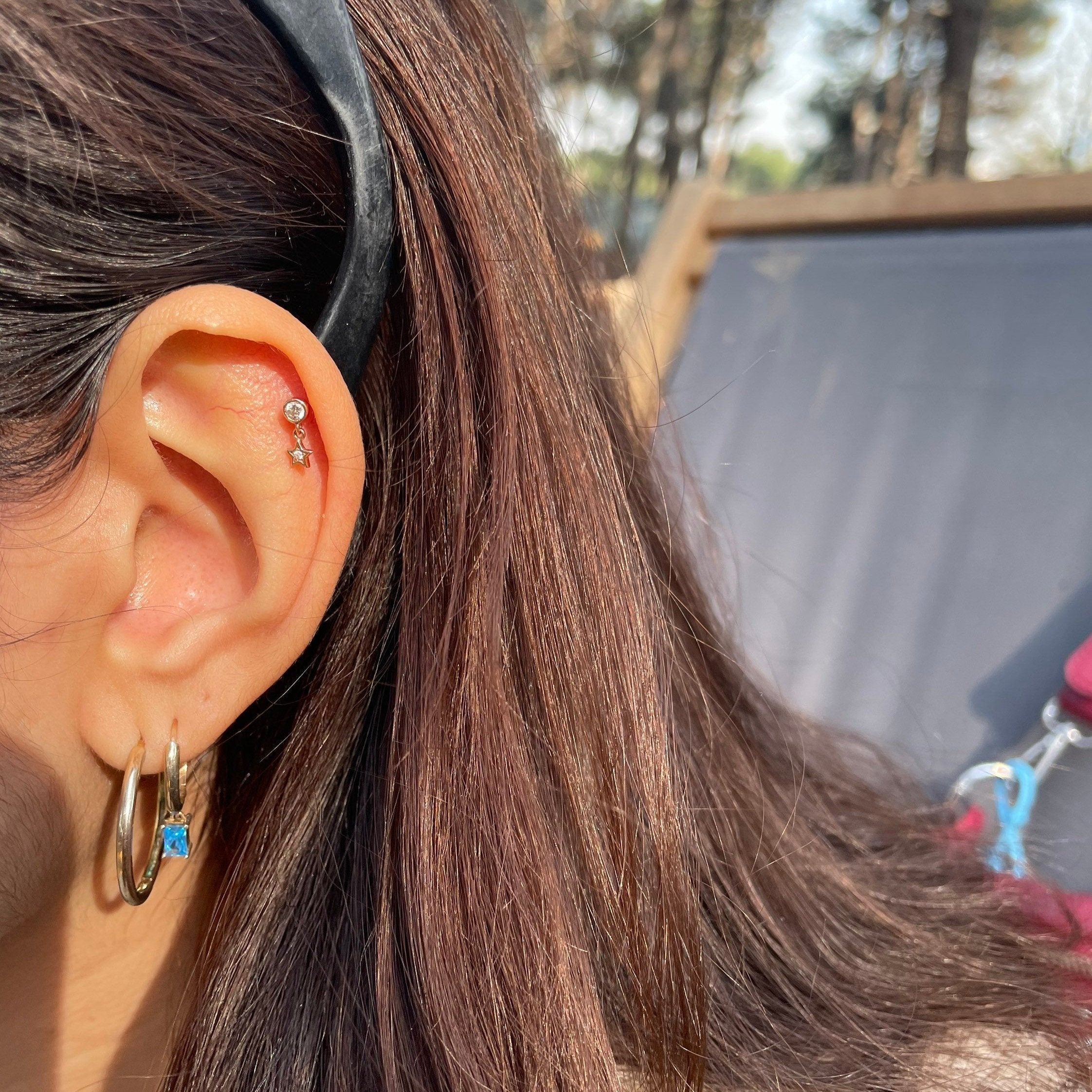 Diamond Star Gold Piercing kulakta görünümü - 14K altın pırlanta yıldız piercing