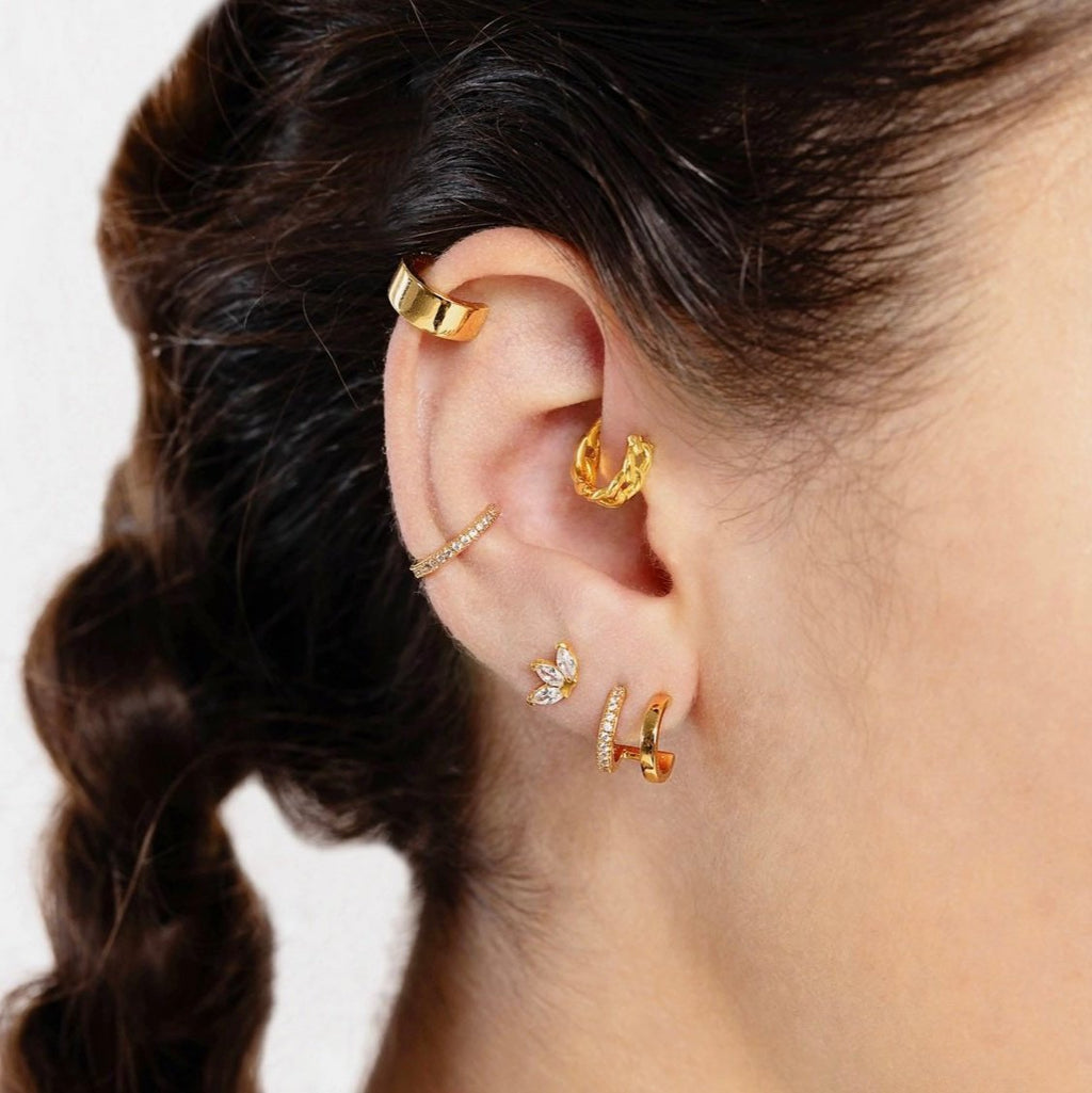 Lotus Gold Piercing kulakta görünümü - 14K altın pırlanta lotus piercing