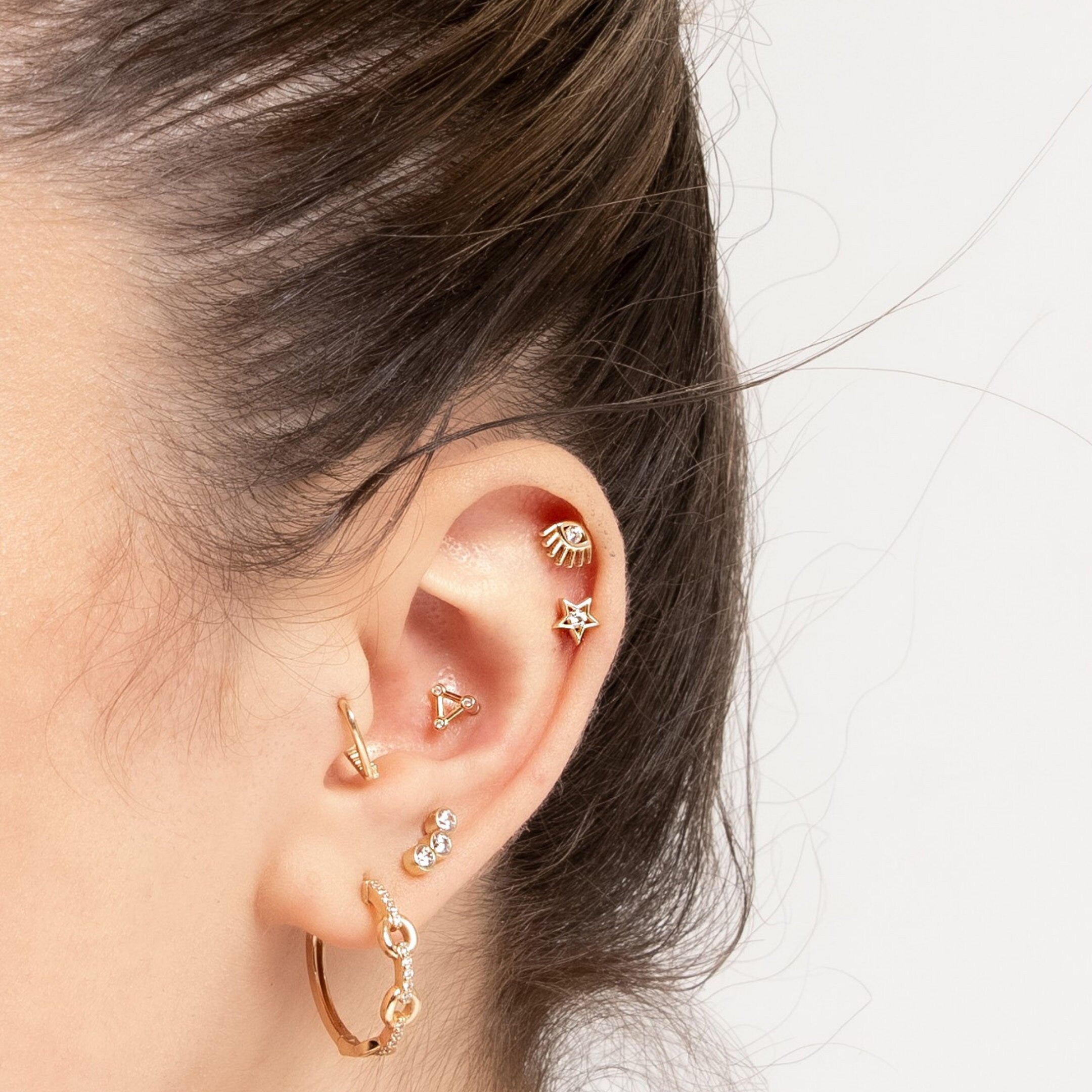 Triangle Gold Piercing kulakta görünümü - 14K altın üçgen piercing, 0.03 ct pırlanta taşlı