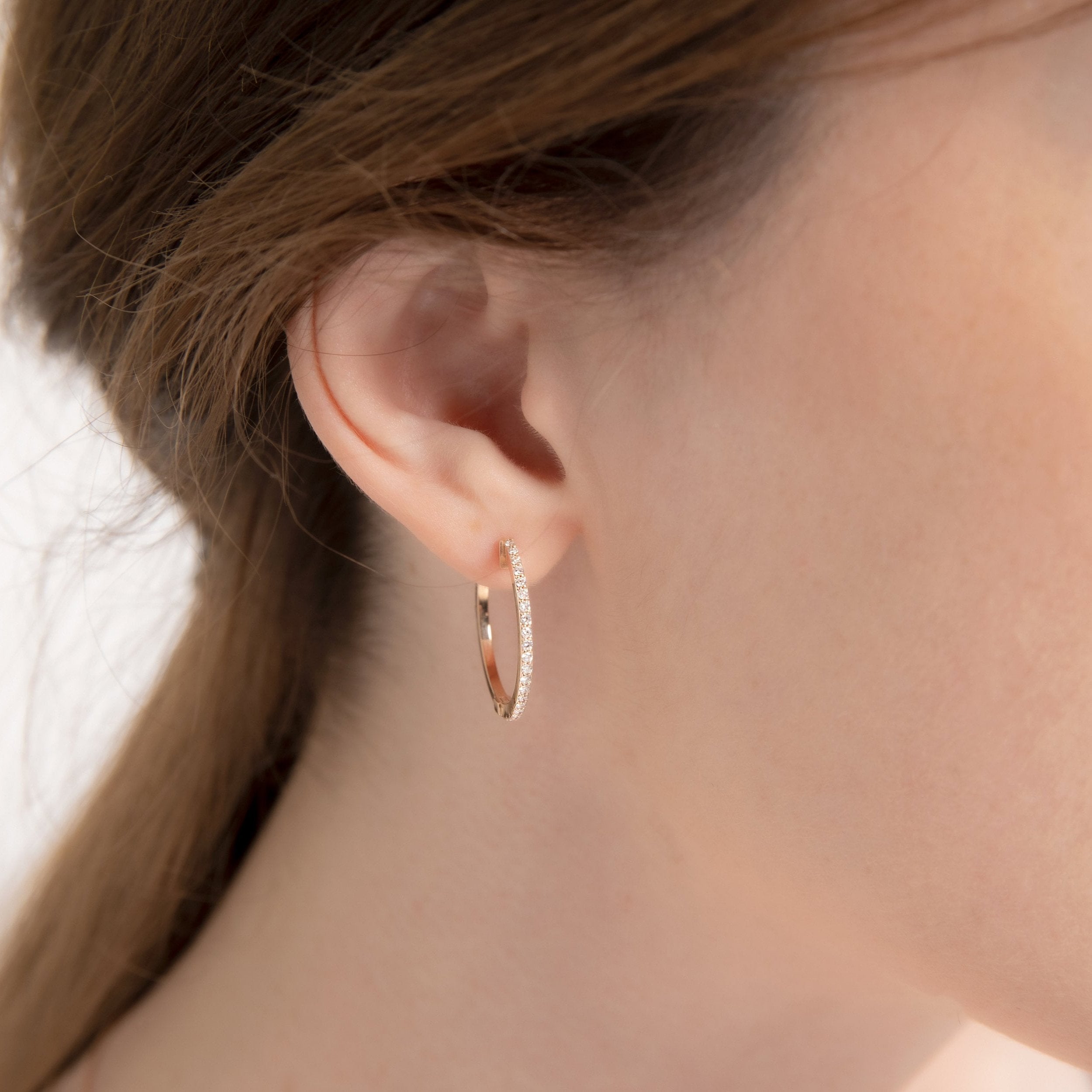 Pırlantalı Halka Küpe kulakta görünümü - 14K altın pırlanta halka küpe