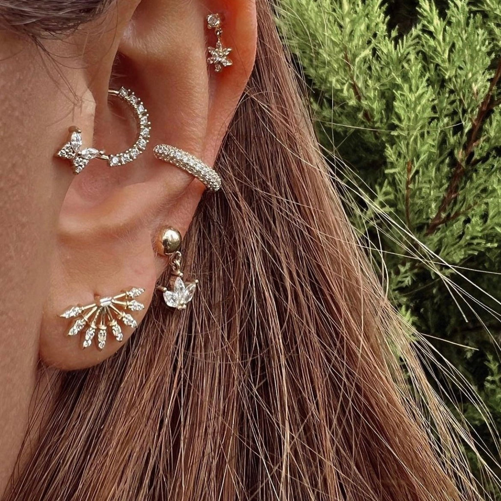 Half Clicker Gold Piercing kulakta görünümü - 14K altın pırlanta clicker piercing