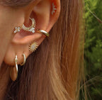 Trio Diamond Clicker Gold Piercing kulakta görünümü - 14K altın pırlanta clicker piercing