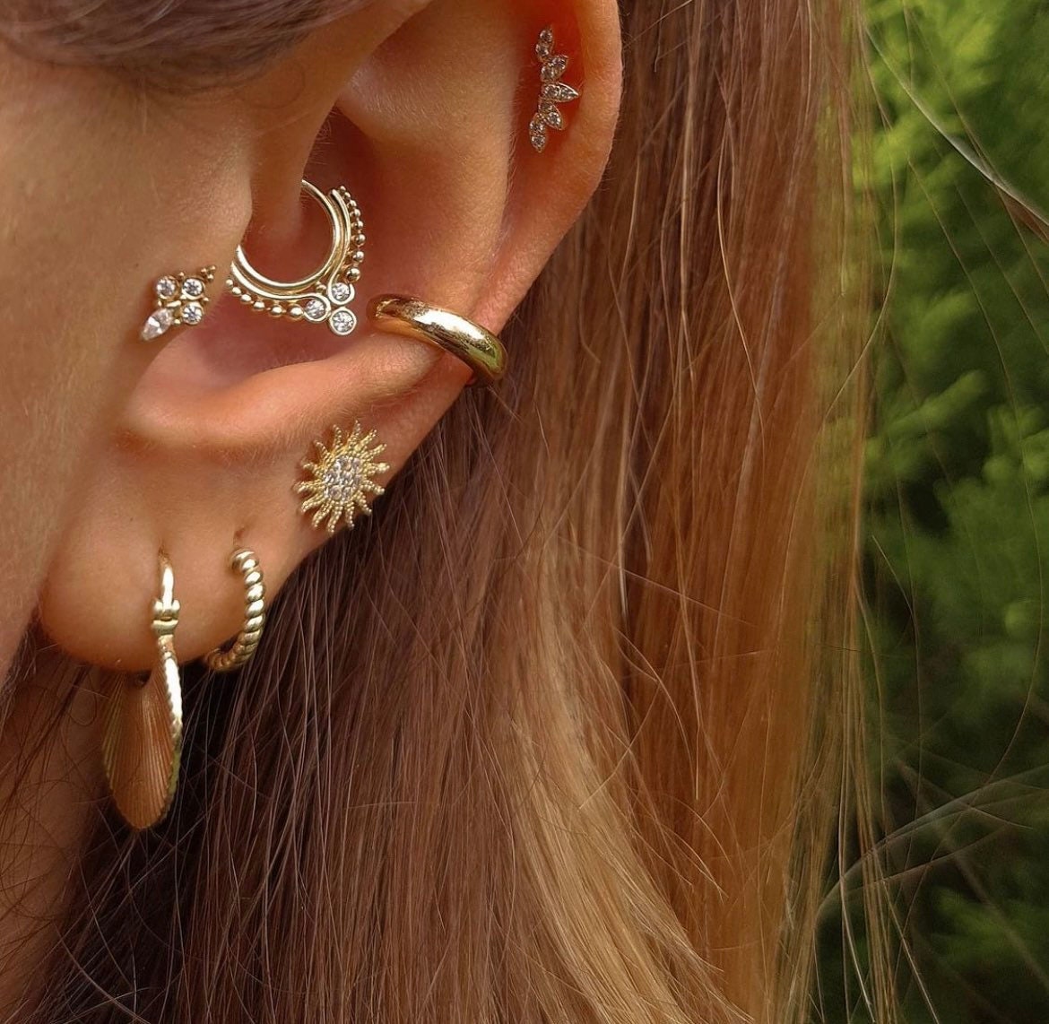 Trio Diamond Clicker Gold Piercing kulakta görünümü - 14K altın pırlanta clicker piercing