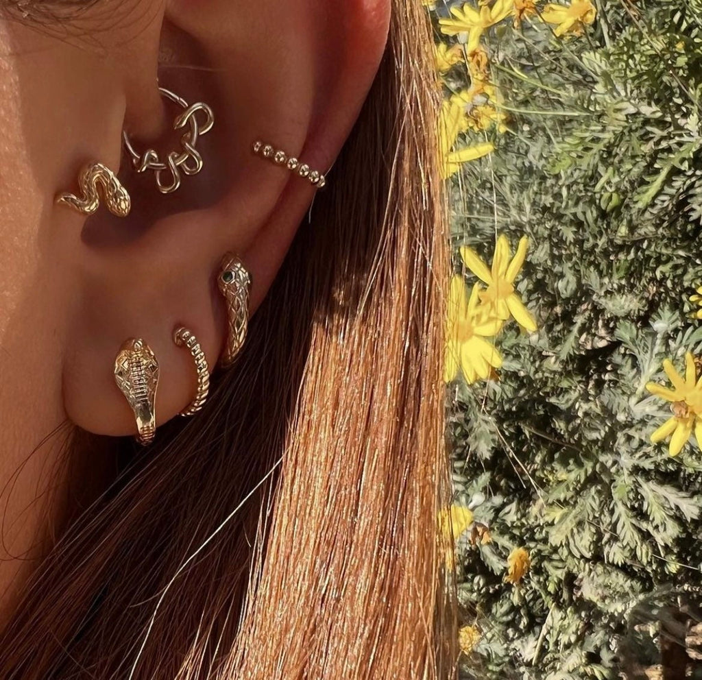 Snake Clicker yılan tasarımlı 14K altın piercing - helix ve cartilage için kulakta görünüm
