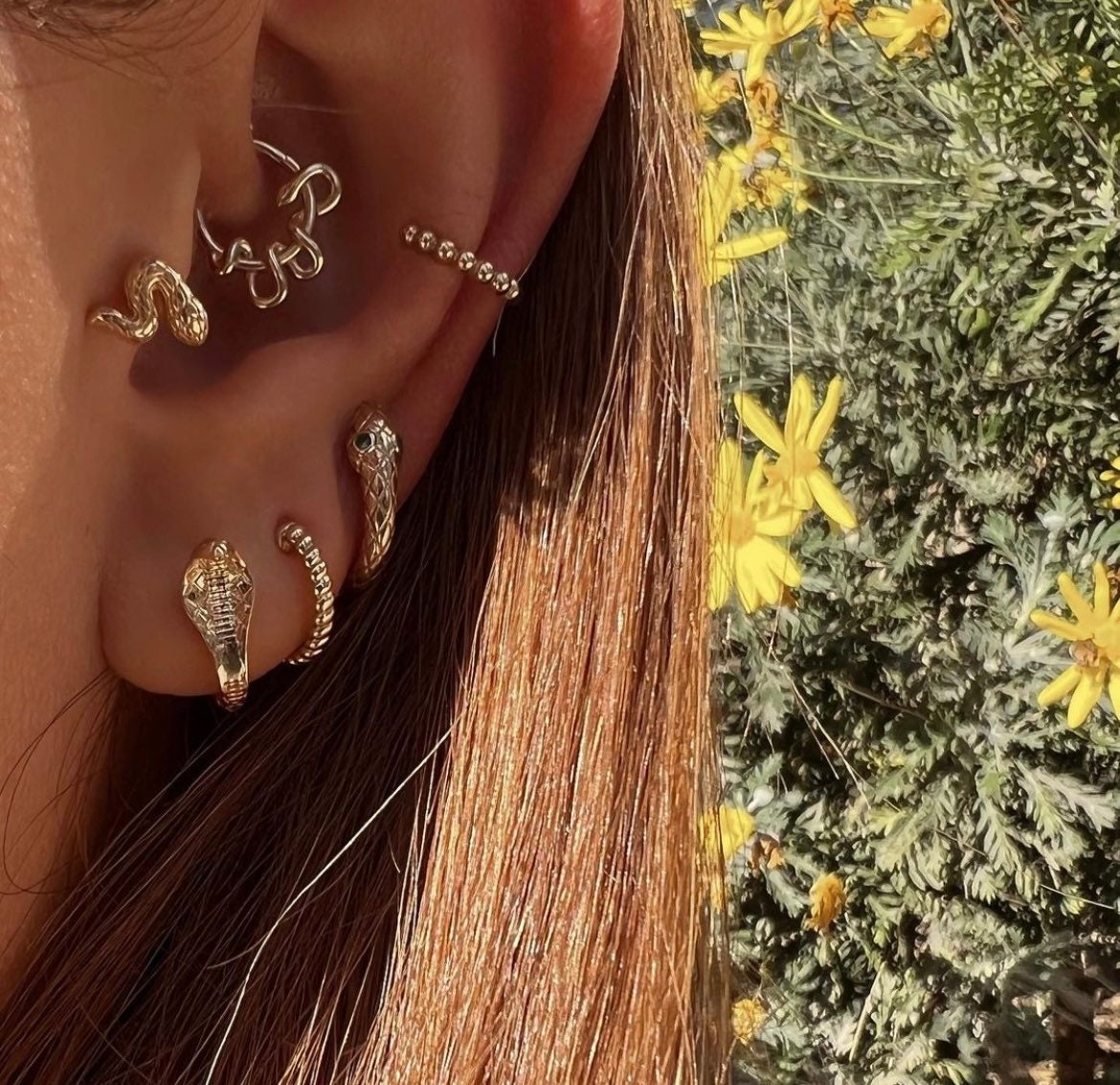 Snake Clicker yılan tasarımlı 14K altın piercing - helix ve cartilage için kulakta görünüm