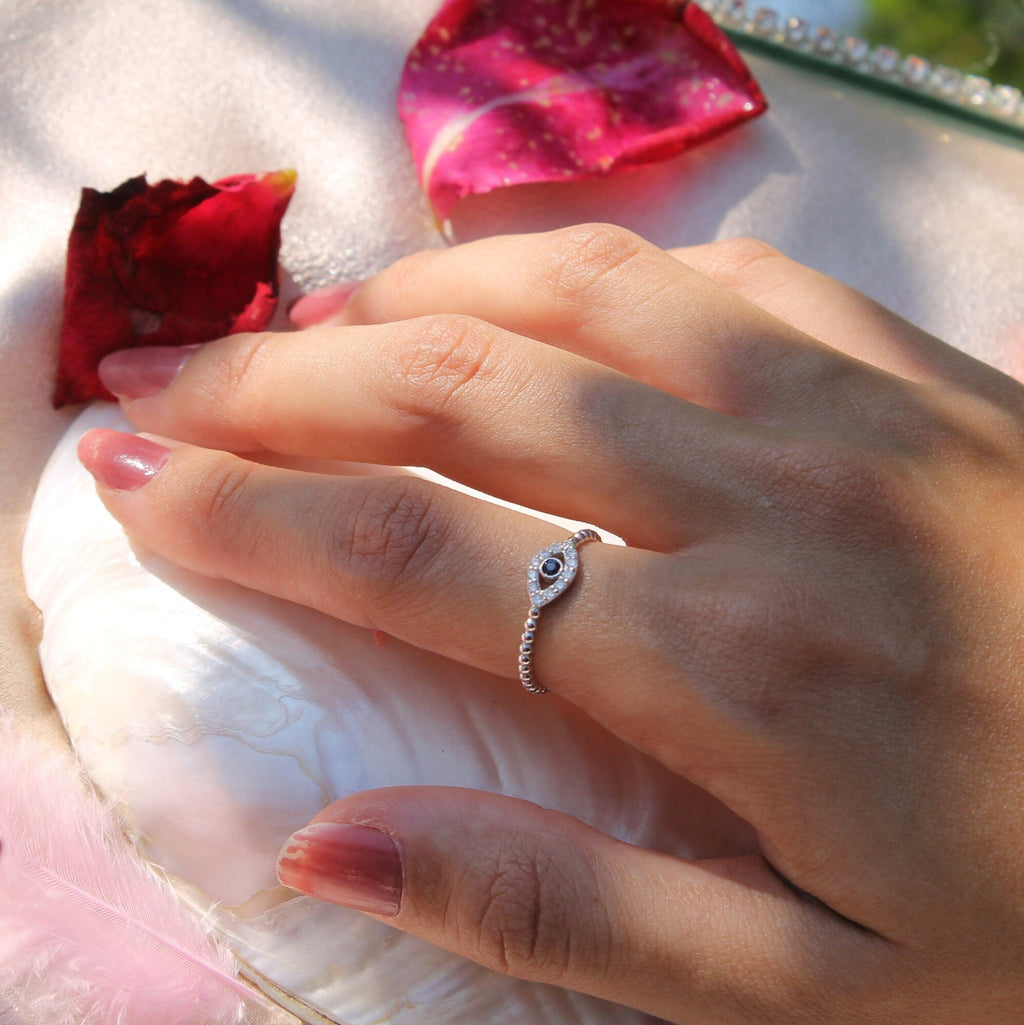 Evil Eye Yüzük parmakta görünümü - 14K altın pırlanta safir nazar boncuğu yüzük