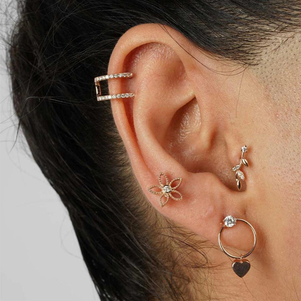 Diamond Cuff Gold Piercing kulakta görünümü - 14K altın pırlanta cuff piercing