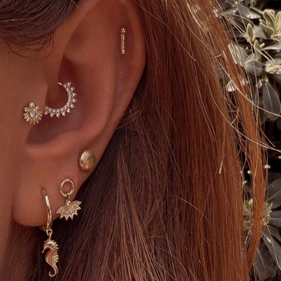 Diamond Gold Clicker Piercing kulakta görünümü - 14K altın pırlanta clicker piercing