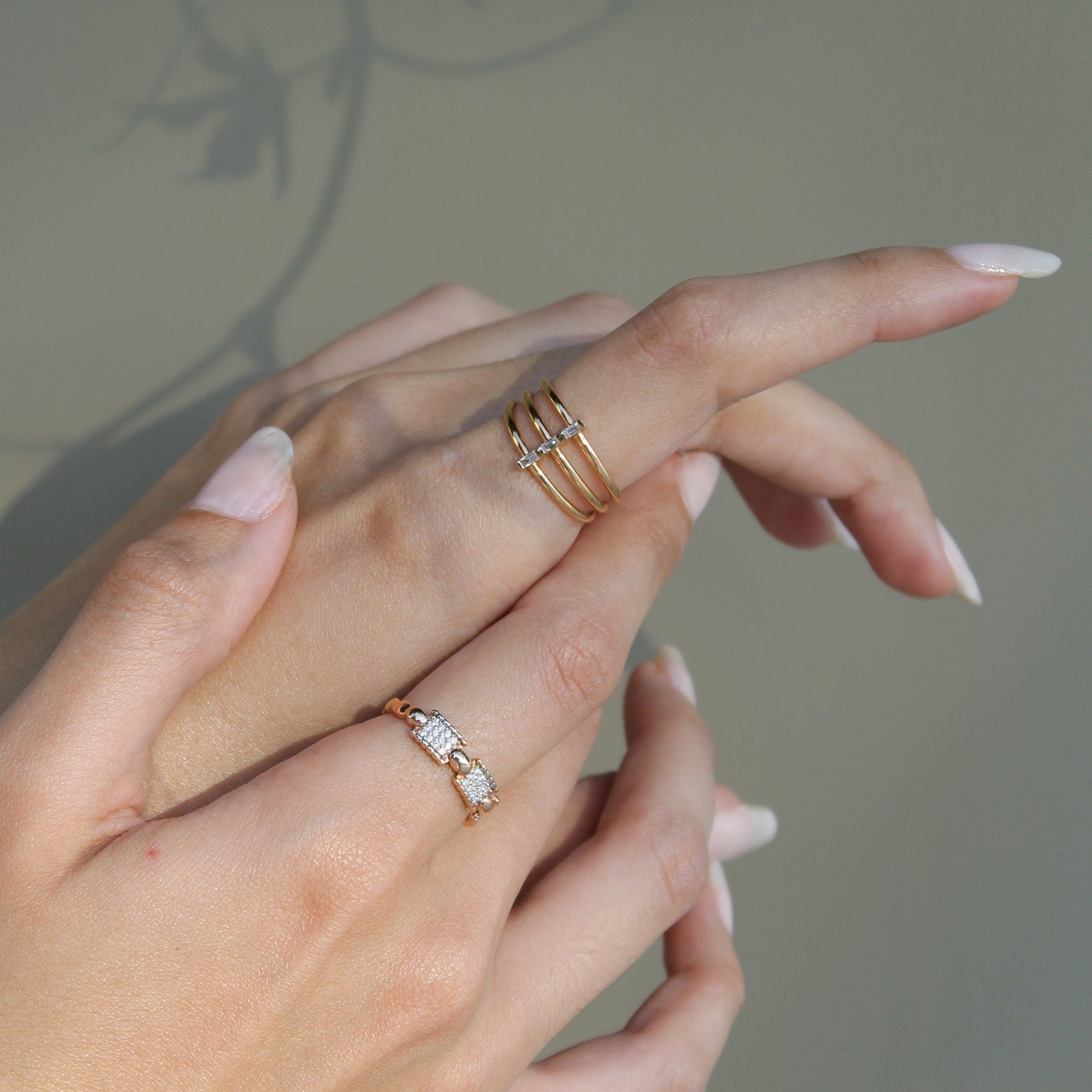 Trio Baguette Yüzük kullanım görünümü - 14K altın pırlanta baget yüzük