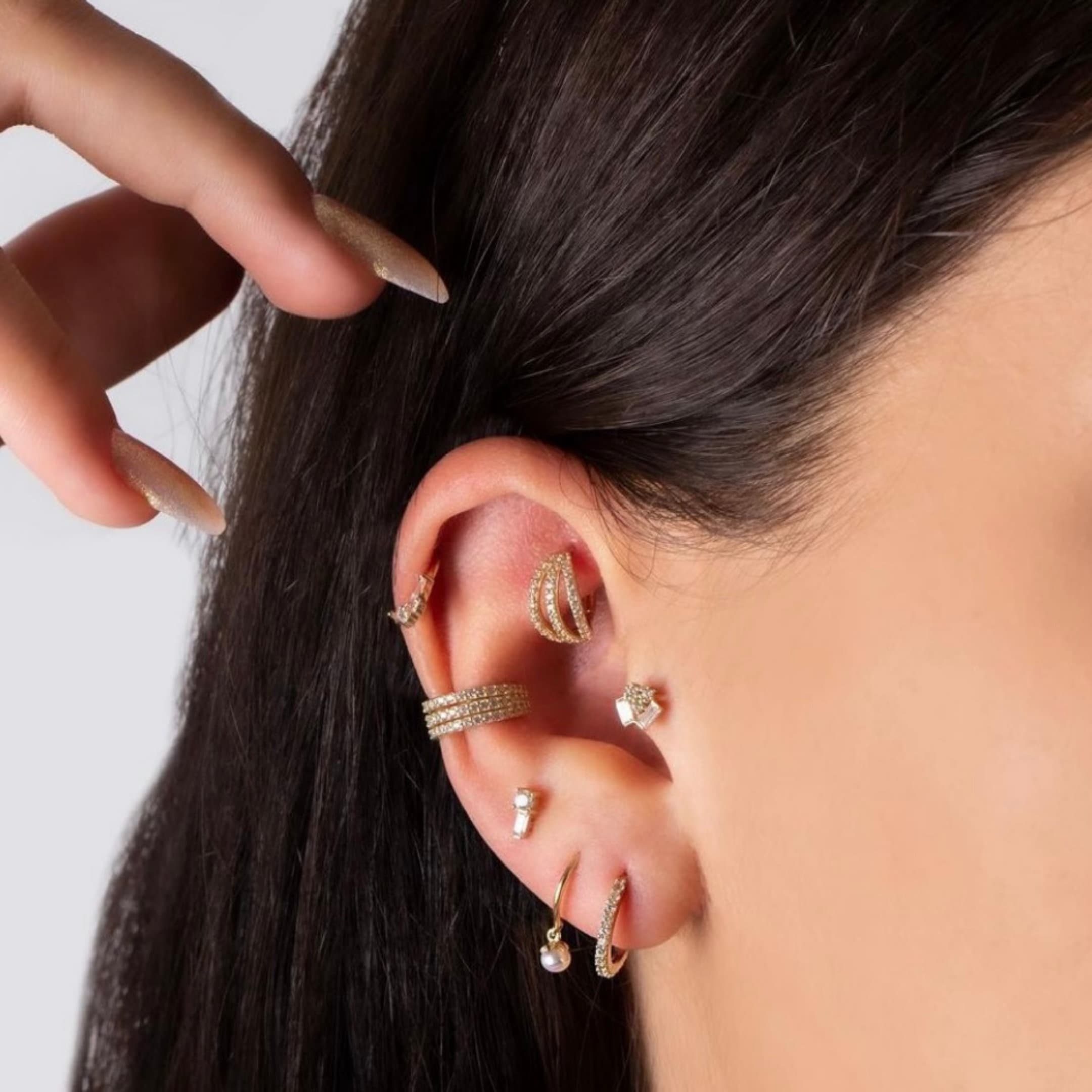 Triple Bottom Diamond Piercing kulakta görünümü - 14K altın pırlanta piercing