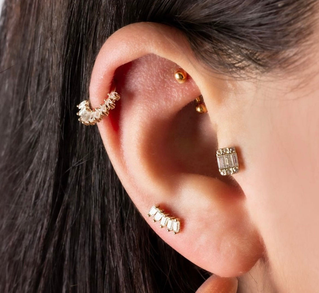 Baguette Cut Diamond Gold Piercing kulakta görünümü - 14K altın pırlanta baget piercing