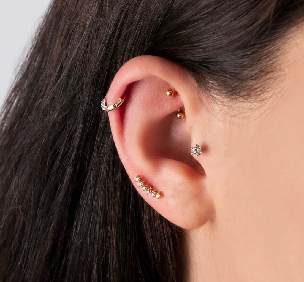 Baguette Gold Clicker Piercing kulakta görünümü - 14K altın pırlanta baguette clicker piercing