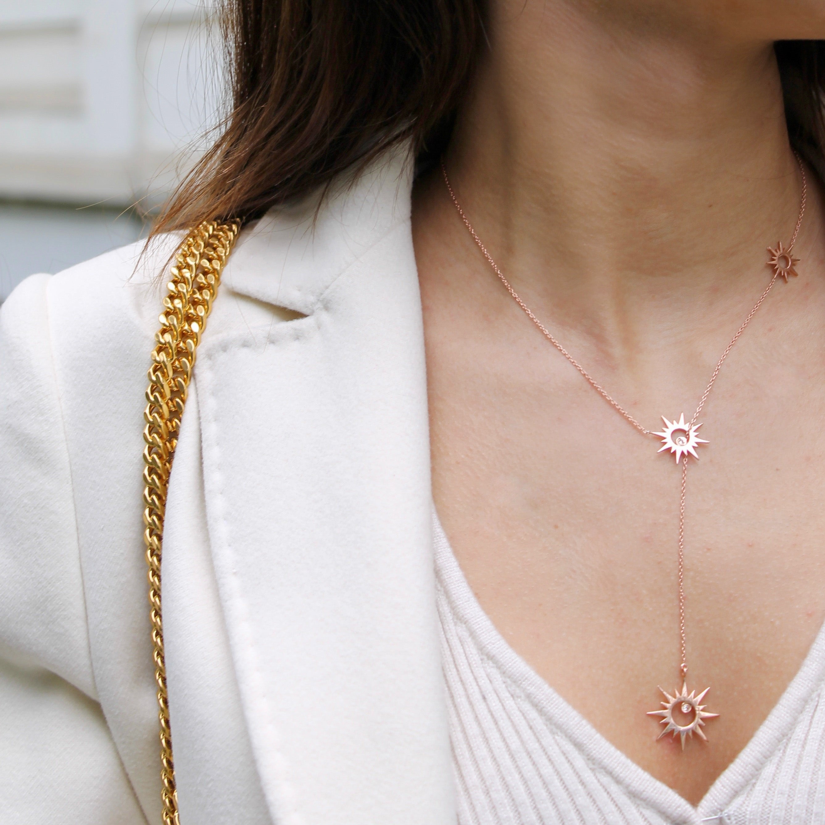 Outsider Sun Kolye boyunda görünümü - 14K altın pırlanta güneş kolye