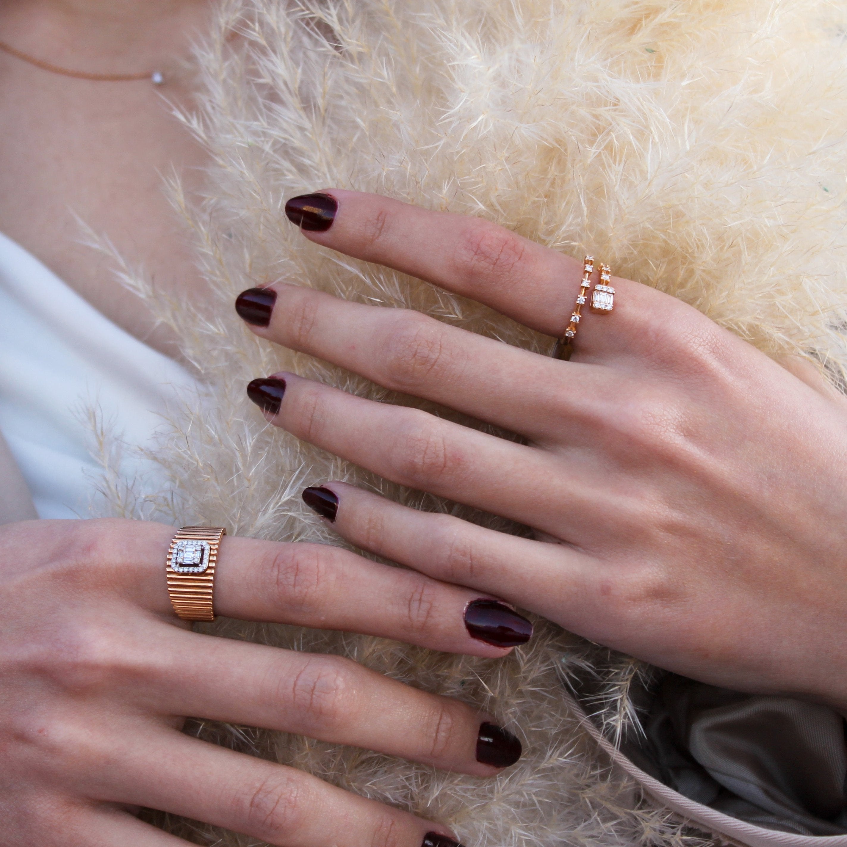 Twist Baguette Yüzük parmakta görünümü - 14K altın pırlanta baguette yüzük