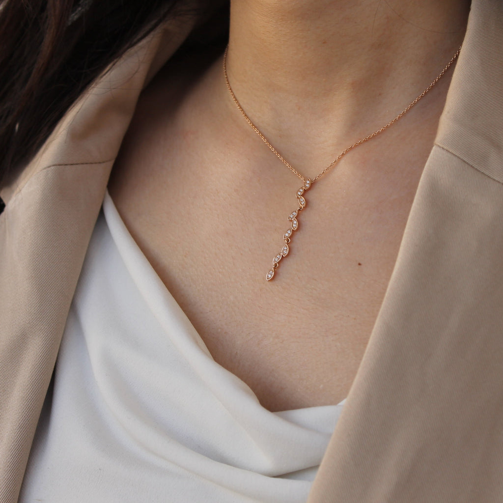 Leaf Kolye boyunda görünümü - 14K altın pırlanta yaprak kolye