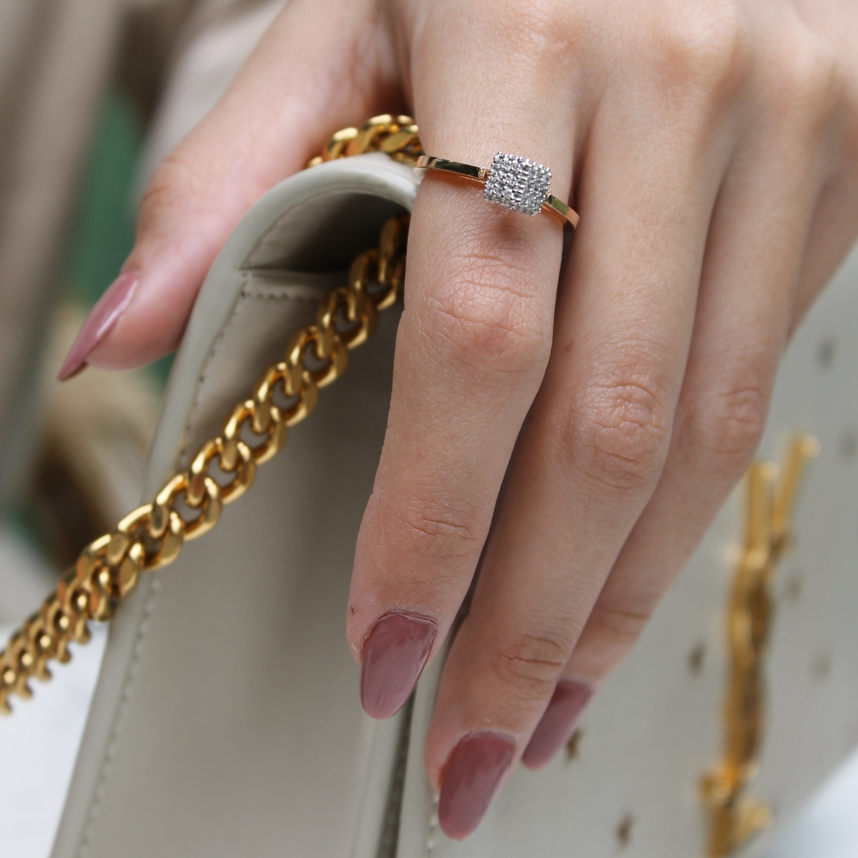 Squared Yüzük parmakta görünümü - 14K altın pırlanta kare yüzük