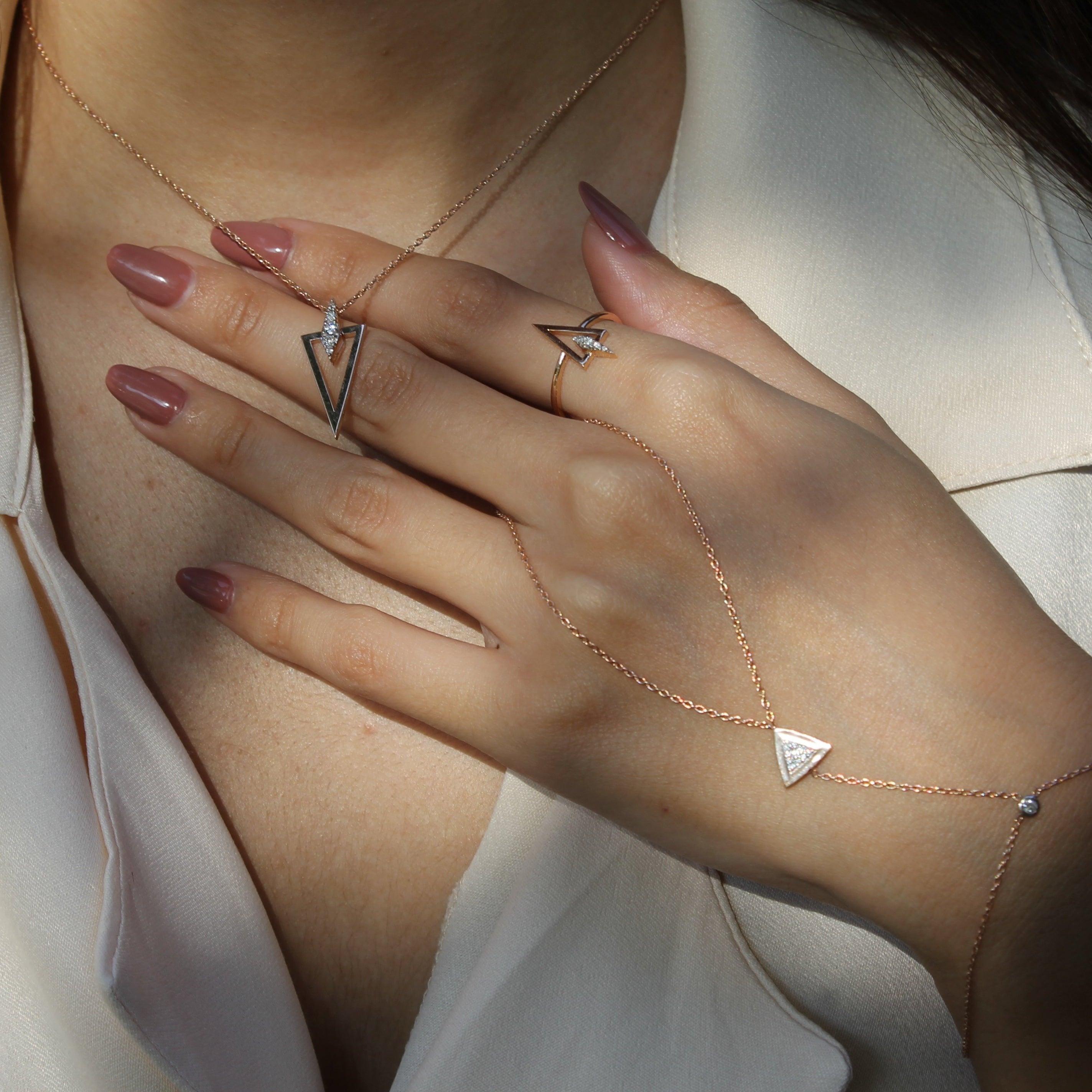 Pyromis Kolye boyunda görünümü - 14K altın pırlanta kolye