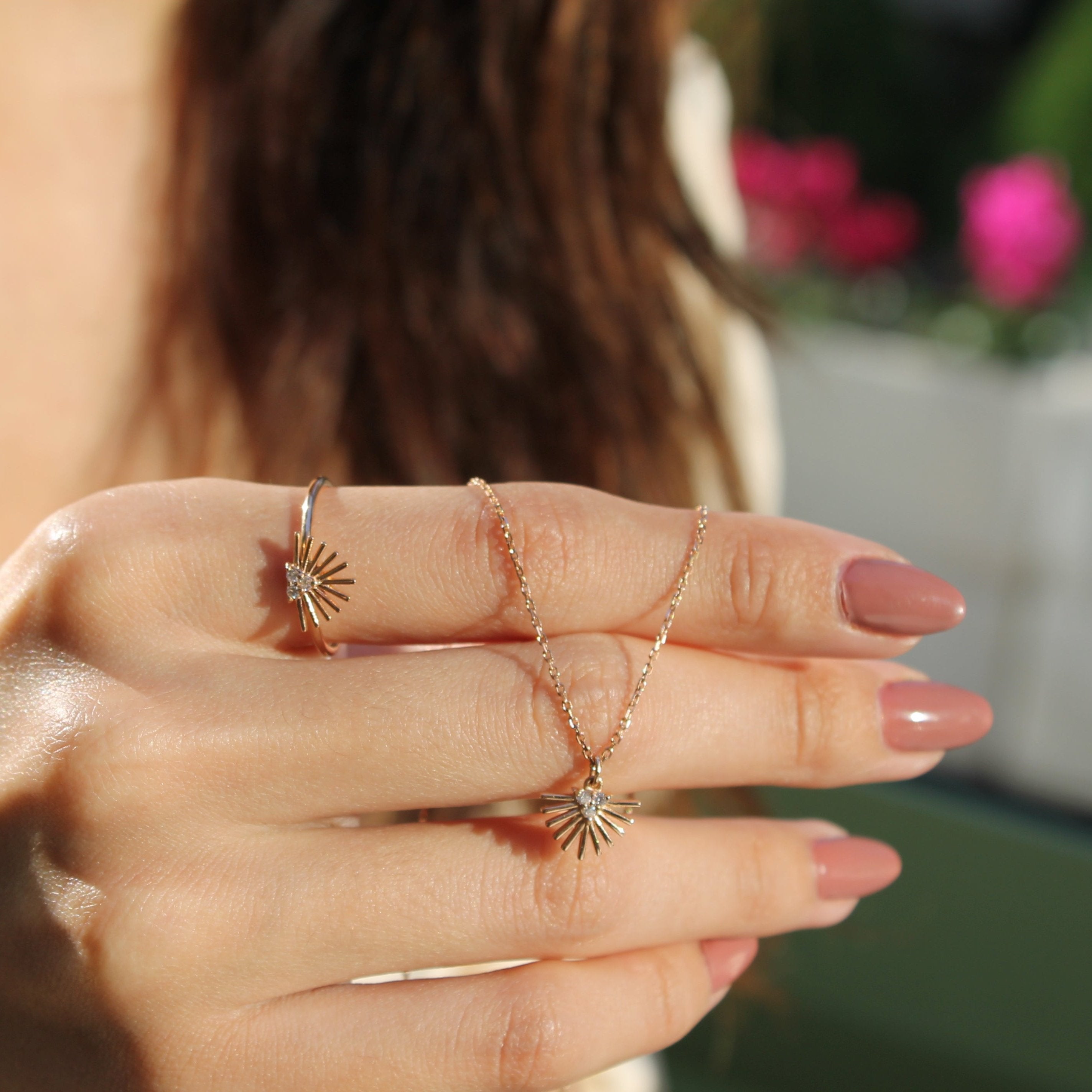 14K altın Shell pırlanta yüzük - parmakta görünüm