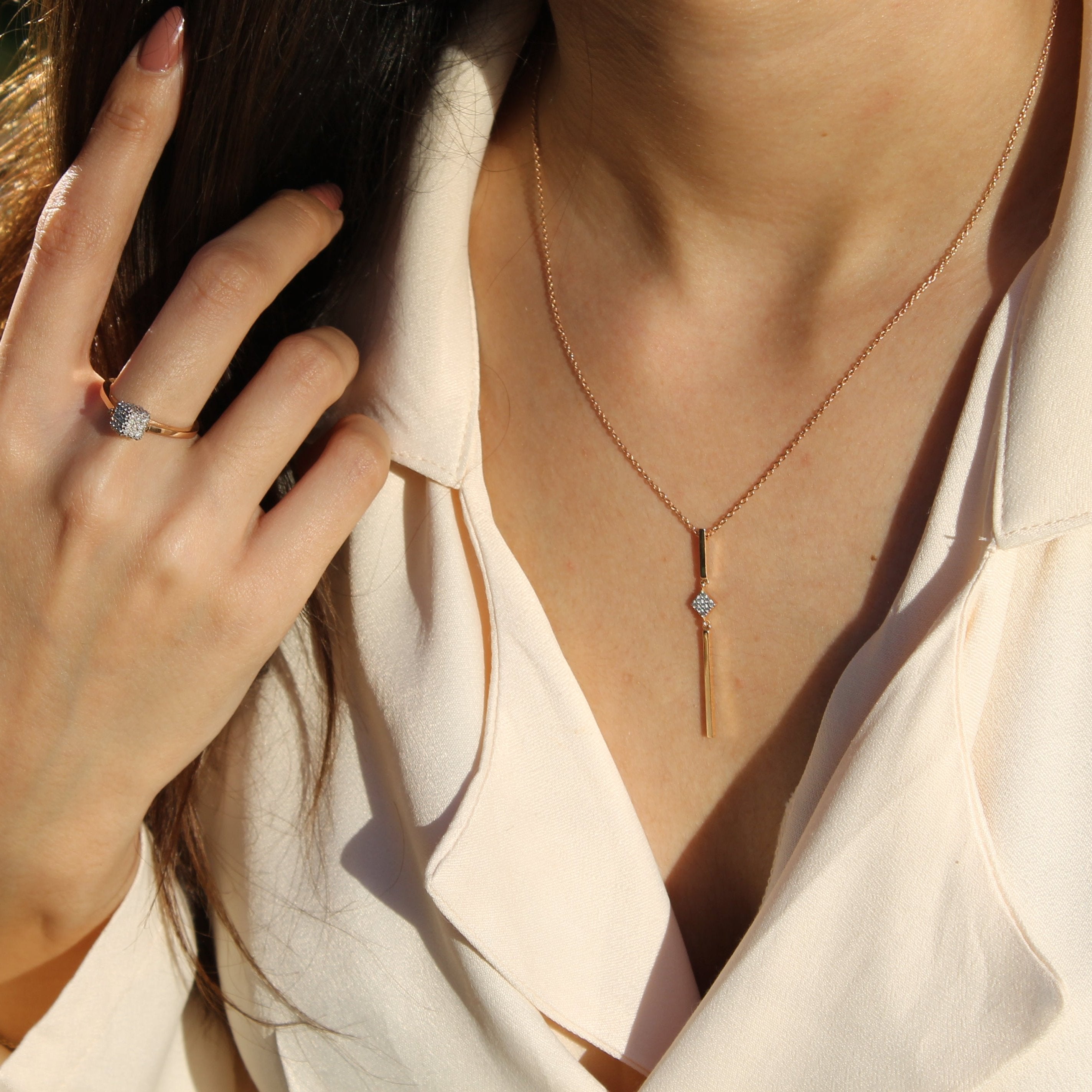 Pole Kolye parmakta görünümü - 14K altın pırlanta kolye